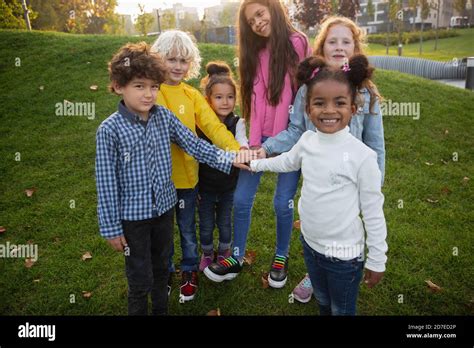 La Unión Grupo Interracial De Niños Niñas Y Niños Jugando Juntos En El Parque En El Día De