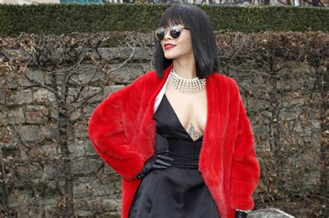 Not Again Rihanna Star Flaunts Even More Gapboob In Bizarre Outfit