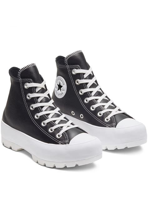 Comme la tendance des baskets s'impose depuis quelques saisons et qu'elle réussit à détrôner nos il n'est pas difficile de mixer notre paire de converse à plateforme. Converse Chuck Taylor all star Lugged cuir plateforme noir