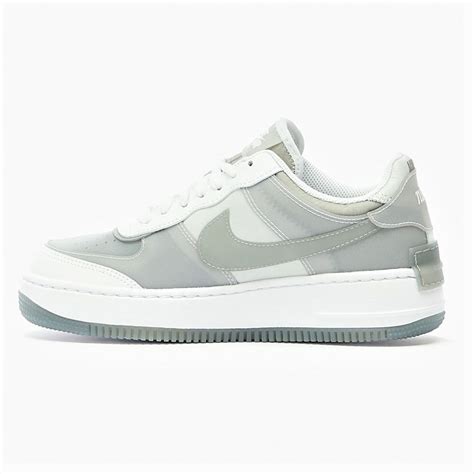 A white rubber midsole and grey rubber outsole finish off the look on this air force 1 shadow. AIR FORCE 1 SHADOW PARTICLE GREY