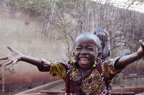 Fotografia Do Stock Happy African Children Finally Getting Water