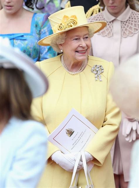 Queen elizabeth ii certainly knows how to accessorize. Dossier mode : les tenues de la reine Elizabeth II durant ...