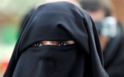 Vals Interpellée Pour Le Port Du Niqab Son Mari Insulte Et Menace Les Policiers