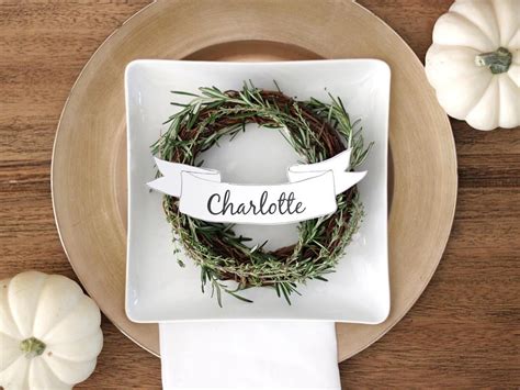 Hope you have fun with this stylish name maker! How to Make Customizable Thanksgiving Place Cards | DIY