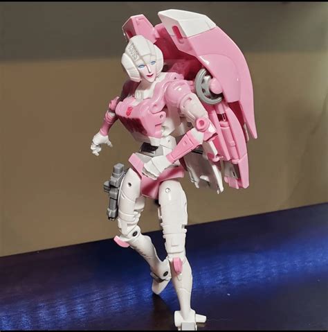 Transformers Studio Series 86 Arcee In Hand Images The Allspark