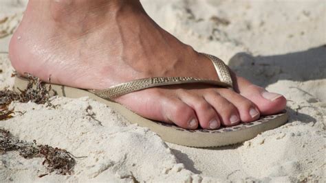 Ricas Natural Feet In Flip Flops At The Beach By Feetatjoes On Deviantart