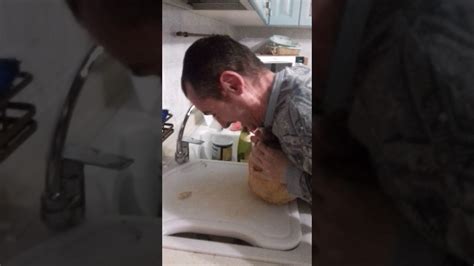 Scopriamo come aprire e pulire una noce di cocco. Come aprire una noce di cocco con le mani - YouTube