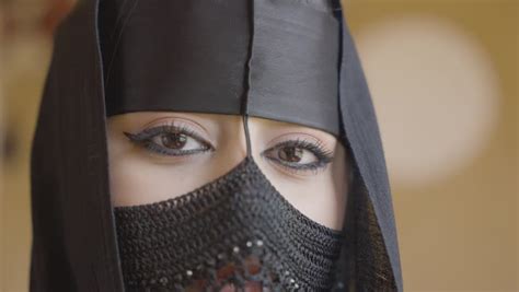 Close Up Of A Saudi Arabian Gulf Woman Wearing The Niqab The Saudi