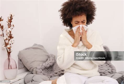 아픈 아프리카 여자 불고 코 조직에 재채기 집에서 기침하는 알레르기 증상을 가진 여성 감기와 독감에 대한 스톡 사진 및 기타 이미지 감기와 독감 계절 기침하기