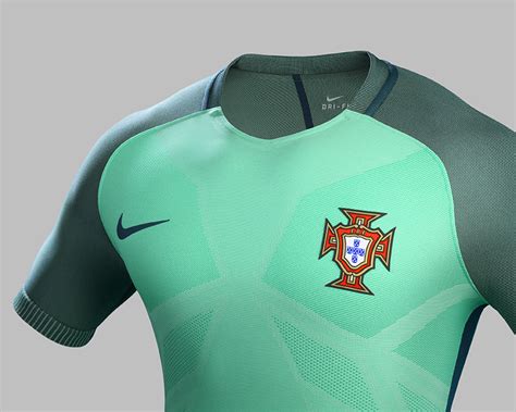 A foto surgiu nas redes sociais esta. Os novos equipamentos da Selecção Portuguesa para o Euro 2016