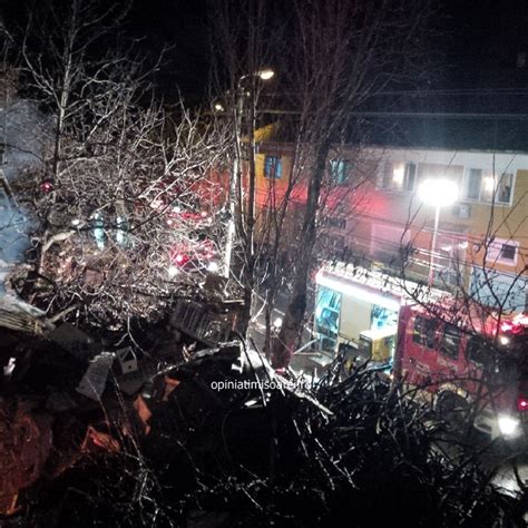 Potrivit reprezentanţilor isu banat, pompierii au intervenit cu trei autospeciale cu apă şi spumă, o motoscară şi o ambulanţă smurd după ce au fost anunţaţi de producerea unui incendiu la un centru comercial din timişoara. Incendiu violent la Timisoara! Flacari uriase au cuprins o ...