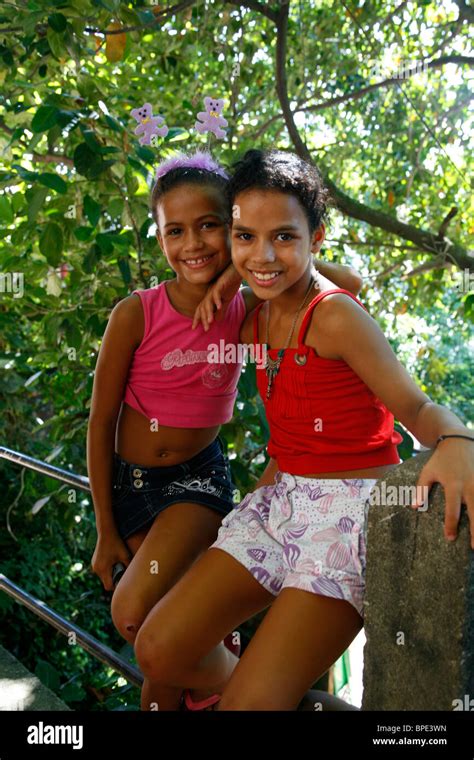 Porträt Von Zwei Mädchen In Der Favela Rocinha Rio De Janeiro