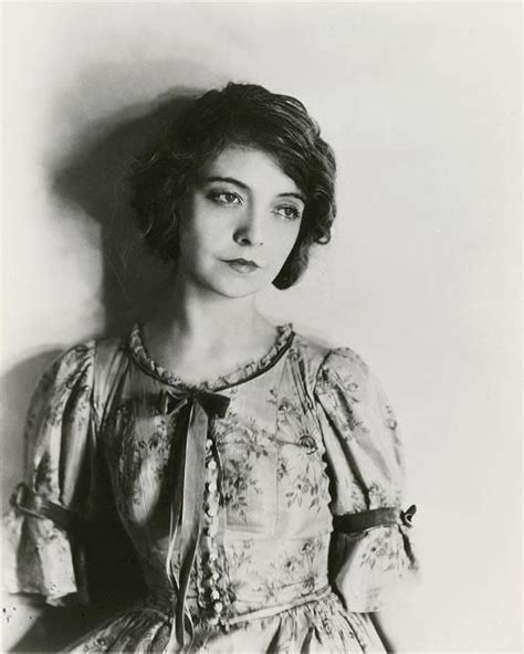 The Lovely Lillian Lillian Gish Vintage Portraits Beauty