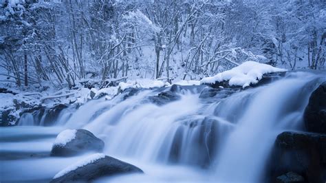 Snowy Waterfall Hoodoo Wallpaper