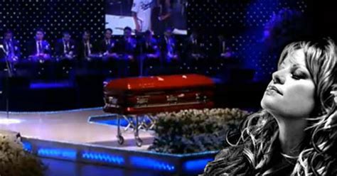 Rivera had just signed a deal with abc to star in a comedy sitcom rivera's funeral is expected to take place in los angeles. Funeral de Jenni Rivera