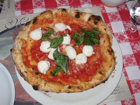 Qui n'est pas livrée seule. Napoli pizza - Pizza Photo (29212582) - Fanpop