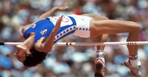 Sara simeoni (born 19 april 1953) is an italian former high jumper, who won a gold medal at the 1980 summer olympics and twice set a world record in the women's high jump. Anche Sara Simeoni sarebbe andata negli USA come la Hooper