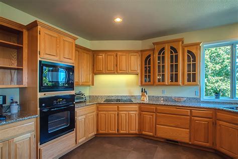 Oak kitchen cabinets are very popular and we can even find them in every house. Kitchen Paint Colors With Oak Cabinets Ideas