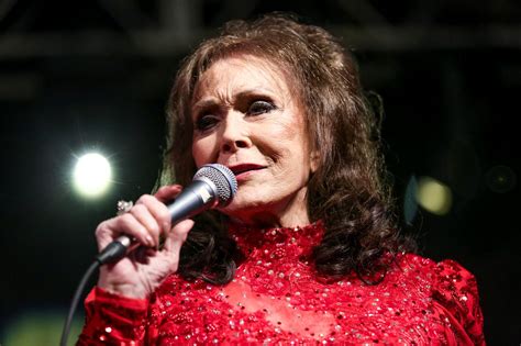 Loretta Lynns Career Milestones Played Out On Cma Stage The Seattle