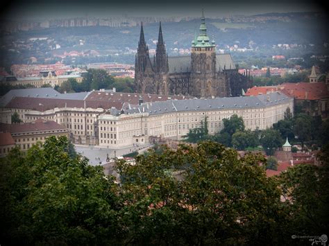 Prag -Prager Burg - Wahrzeichen Veitsdom | Burg, Prag, People