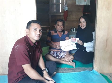 Maka tidak ada salahnya bagi kita untuk membantu meringankan beban orang tua tersebut, seperti halnya membantu mencuci piring, menyapu halaman, mengepel lantai, membersihkan rumah dan documents similar to essay meringankan beban ortu. Santunan Bungkesmas Meringankan Beban Tulang Punggung ...