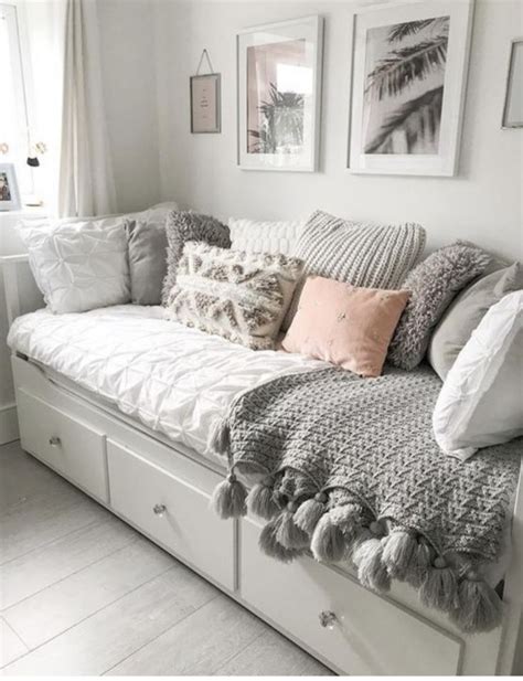Pin By Maddie On Daybed Ideas In 2020 Small Guest Bedroom Small