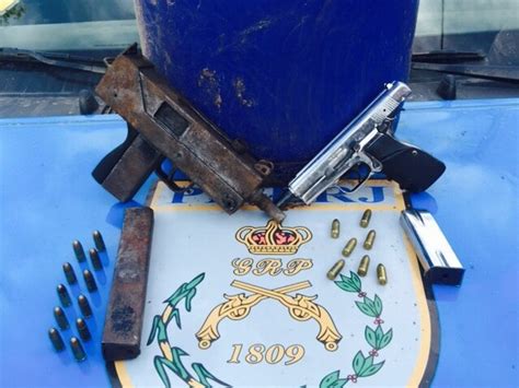 G1 Pistolas São Encontradas Enterradas Em Comunidade De Macaé No Rj Notícias Em Região Dos