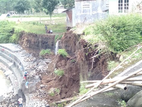 Rawan Bencana Longsor Warga Di Bantaran Sungai Kalipelus Arcawinangun Dihimbau Mengungsi Saat