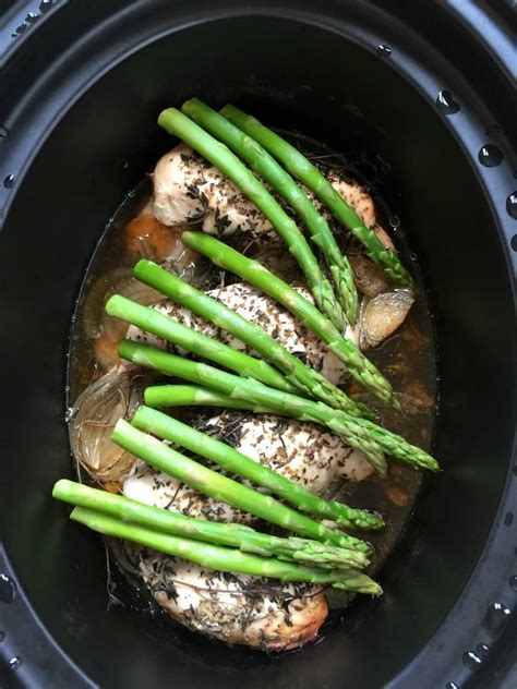 We've rounded up a variety of chicken recipes for the slow cooker that are quick, easy, and full of flavor! Slow Cooker Lemon Chicken with Asparagus - BakingQueen74