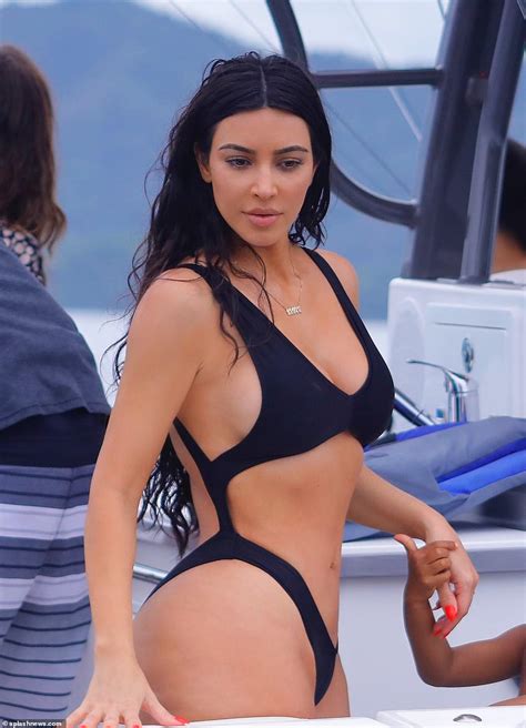 Exclusive Photos Of Kim Kardashians Hot Boat Day In Costa Rica Wowi