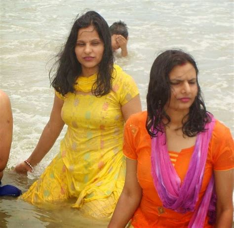 Latest Fashion Styles Desi Girls Bathing In River Hd Photos