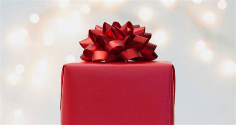 A gift for your wife should be something that brings a beaming smile on her face. 20 amazing Christmas gift ideas to make her feel special