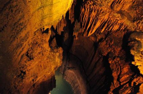 Pequeno Lago Criado Artificialmente Dentro Da Mammoth Cave Parque
