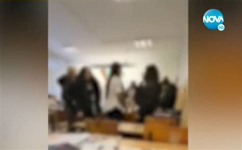 Агресия в училище Ученички се биха в присъствието на учител Последни новини от Бургас и