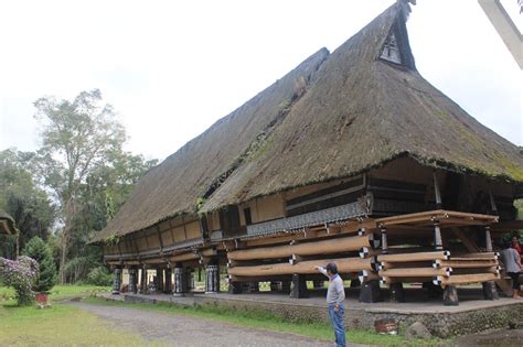 Rumah simalungun ialah rumah tradisional asli batak simalungun, yang memiliki struktur rumah panggung. Gambar Rumah Adat Simalungun - SECRETOSENMICUARTO
