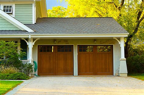 Da alcuni anni l'edilizia abitativa pone un'attenzione silvelox propone due diverse tipologie di struttura per le porte per garage a meccanica basculante in. Porte de garage Bois - Budget-Maison.com