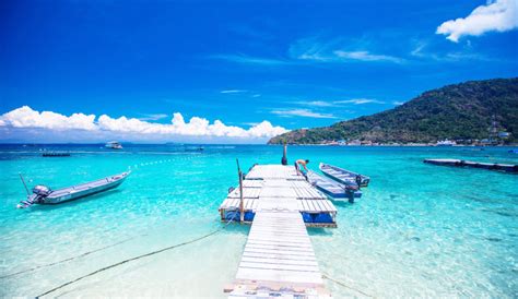 Pulau perhentian is little more than 10 miles off malaysia's northeast coast and comprises perhentian besar (big island) and perhentian kecil (small island). جزيرة بيرهينتيان - Perhentian Island - دليل ماليزيا