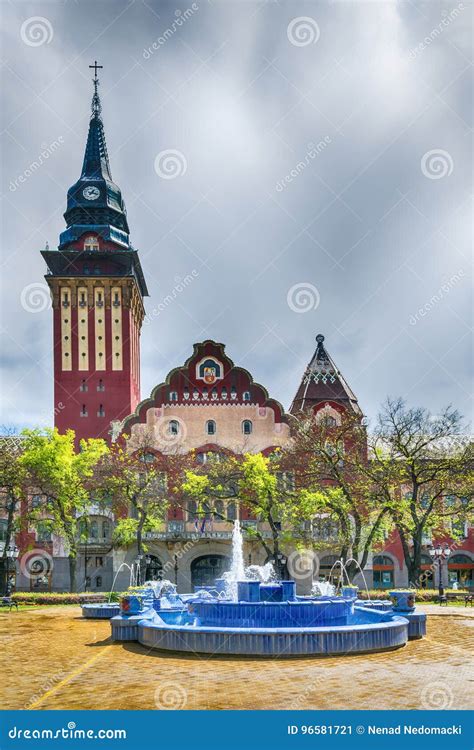 Edificio Retro Del Ayuntamiento En La Ciudad Y La Fuente Azul Serbia