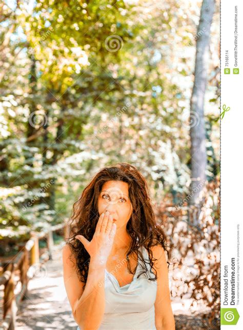 mujer madura con clase pechugona que cubre su boca foto de archivo imagen de desgarrador