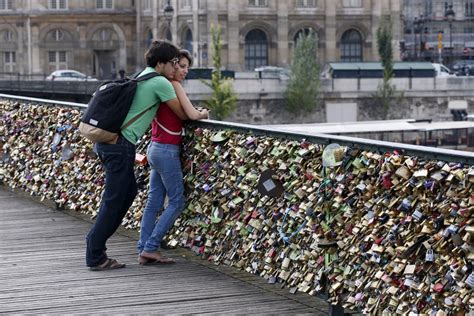 A Couple Got Romantic Next To The Love Lock Covered Pont Des Arts Pictures Of Love Padlocks