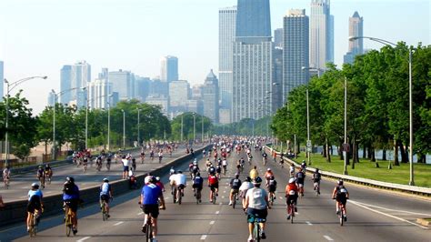 chicago s bicyclists get protection with innovative new lanes planetizen news