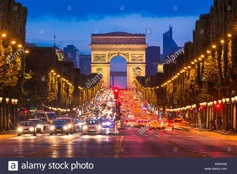 Just below these inscriptions, there is also the tomb of the unknown soldier, with an eternal flame that burns in memory of the. Avenue des Champs Elysées e Arc de triomphe di notte ...