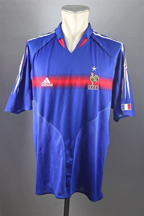 ++ das frankreich em 2021 trikot wurde anfang september 2020 von hersteller nike veröffentlicht und kann sich durchaus sehen lassen. France Jersey Size L EM 2004 Adidas France Home Shirt ...