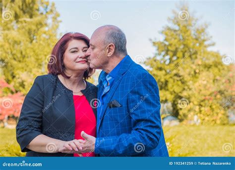 Couples Supérieurs Au Parc Matures Image Stock Image Du Cheveu Vieux