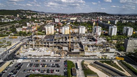 Buda legnagyobb bevásárlóközpontja, a főváros megújuló nyugati kapujában. Zöldtető építés, Parképítés, Irodaházi kertészeti munkák ...