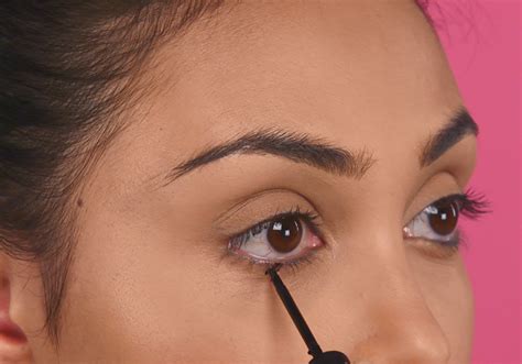 How to apply eyeliner with precise lines. How to: Create Dramatic Eyeliner Looks - Superdrug