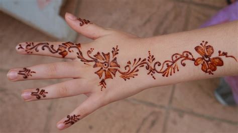 Kamu bisa membuat gambar yang lebih apa lagi rekomendasi henna yang bagus dan mudah dipakai untuk memakai henna sendiri di rumah? Download Gambar Henna Yang Mudah Sekali