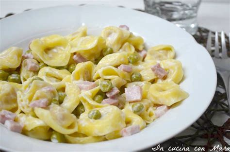 I tortellini panna e prosciutto sono uno dei primi piatti più apprezzati da grandi e bambini. Tortellini panna prosciutto e piselli - ricetta primo cremoso