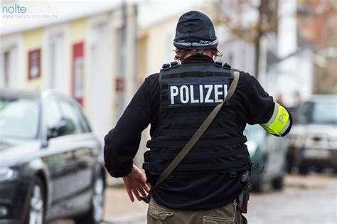 Und der hat mit robert habeck zu tun. Flensburg: SEK stürmt nach Bedrohung mit Waffe Wohnung in ...