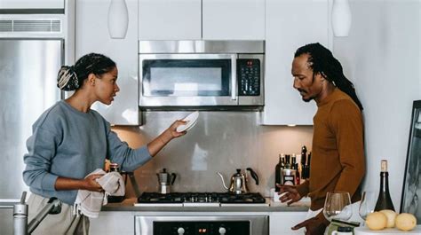 5 Hal Ini Penyebab Pasanganmu Gak Betah Di Rumah